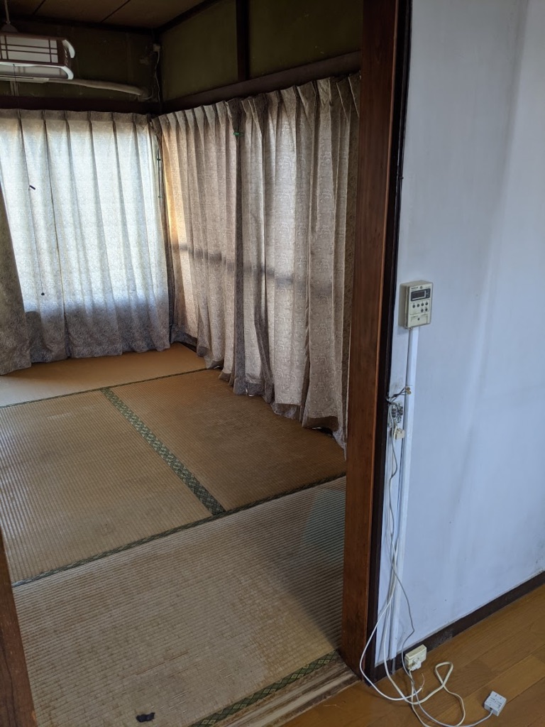 リフォーム前の和室。砂壁が傷んでいる
